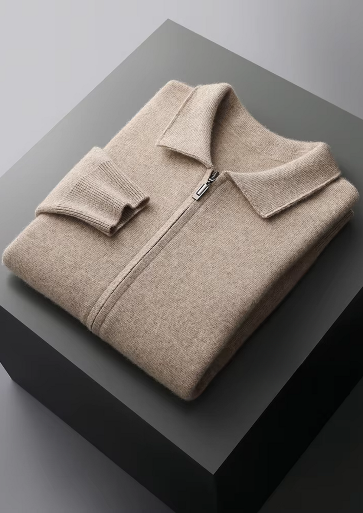 EXTRAFEINER MERINOWOLLE ZIP-POLO-STRICKJACKE